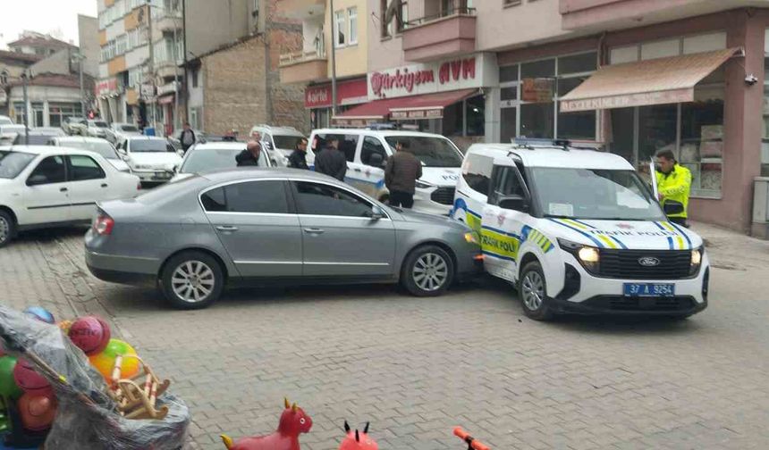 'Dur' ihtarına uymadı, ekip otosuna çarptı