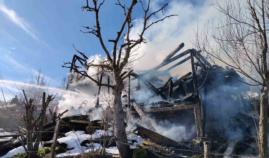 Kastamonu’da iki katlı ahşap ev alevlere teslim oldu