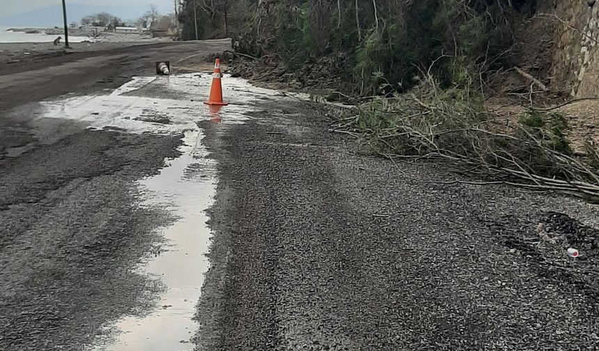 Çatalzeytin’de heyelan karayolunu ulaşıma kapattı