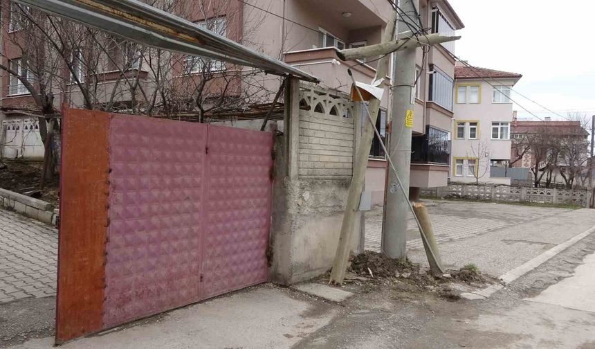 Kastamonu’da kalabalığın arasına dalan otomobil kamerada