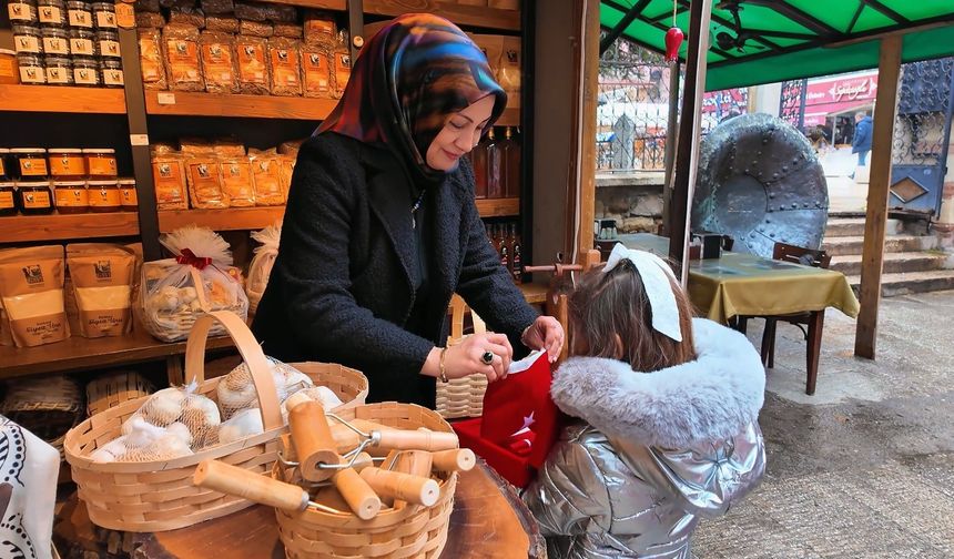 Anaokulu öğrencileri Türk bayrağı dağıttı