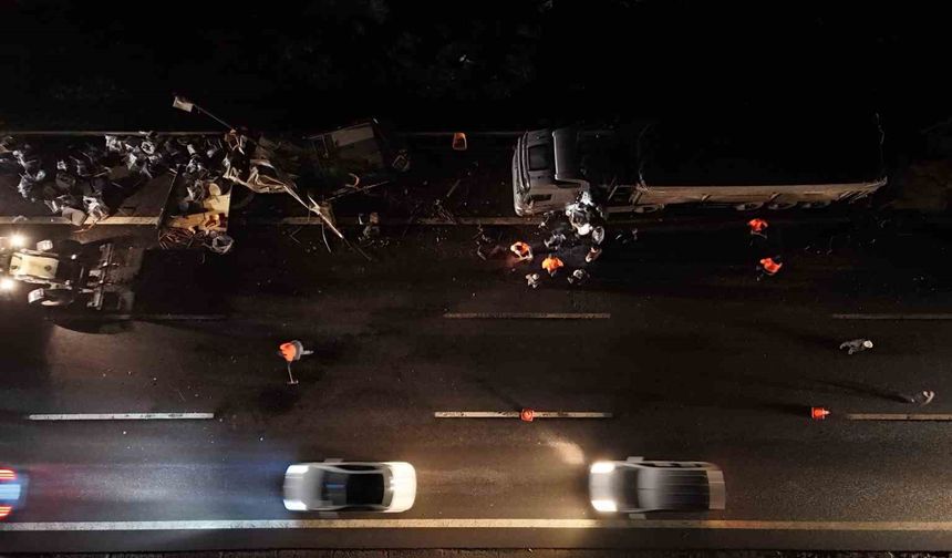 TEM Otoyolu’nda kamyon ile tır çarpıştı