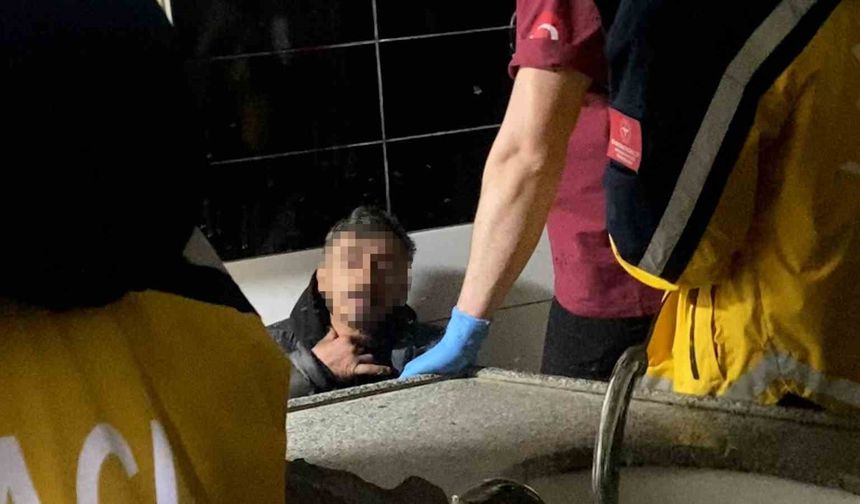 Kalacak yer bulamayınca otopark tuvaletinde yattı