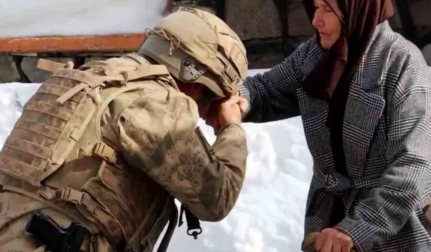 Gülnaz ninenin ördüğü çorapları Mehmetçiğe ulaşıyor