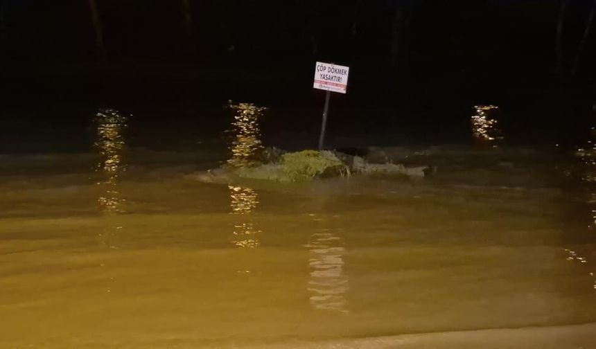 Sağanak ve dolu Bartın’ı vurdu: Irmak yola taştı