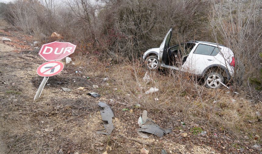 Virajı alamayan araç ağaçlara daldı: Yaralılar var