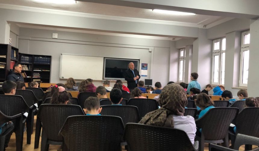 Muhtar Rahmi Yapar, öğrencilere muhtarlığın görevlerini anlattı