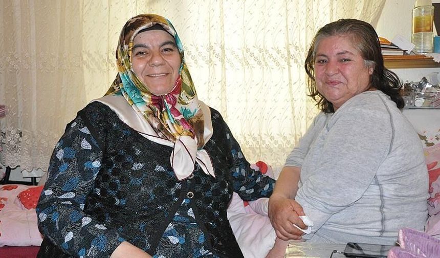 Yalnız yaşayan yaşlı kadın komşuların desteğiyle hayata tutunuyor