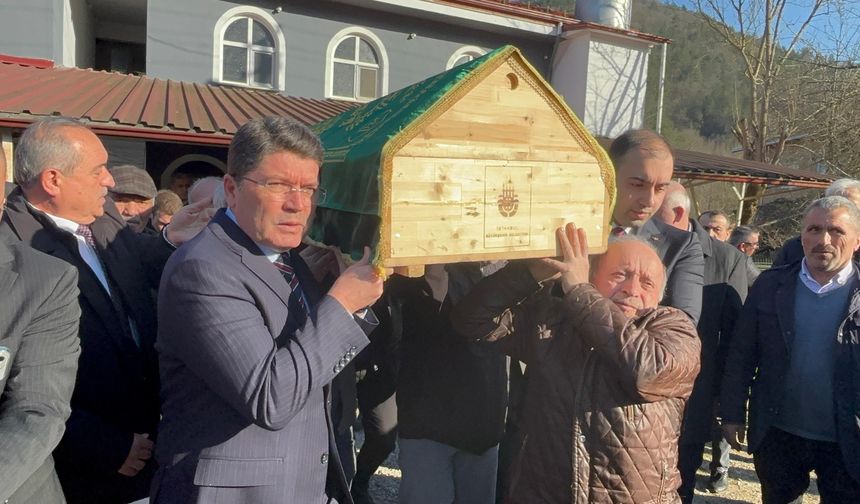 Eski Bakan Tunç, öğretmenine son görevini yaptı