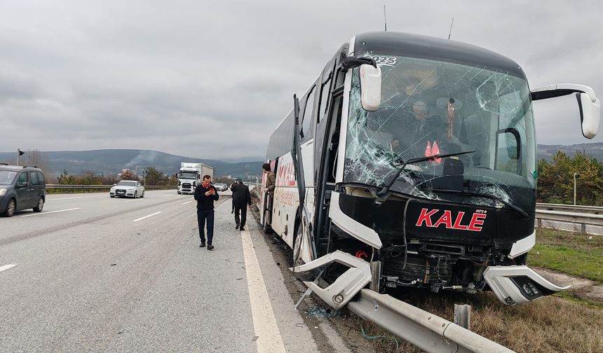 TEM’de korkutan kaza: Yolcu otobüsü refüje çıktı