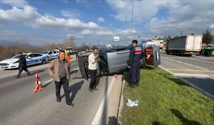 Kamyonla çarpışan otomobil takla attı: 9 yaralı