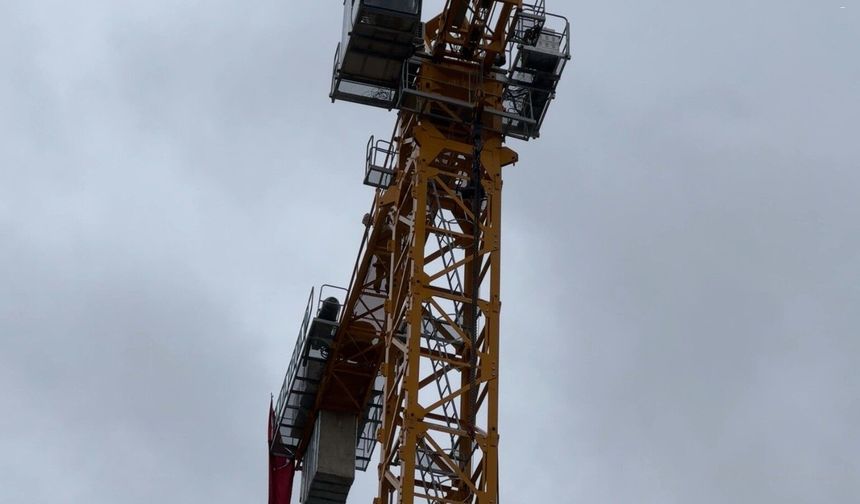 Paralarını alamayan 2 işçi kule vince çıktı