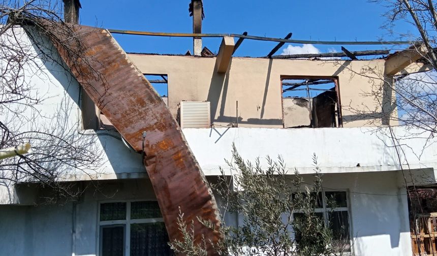 Bolu’da çıkan yangında 2 katlı ev alevlere teslim oldu