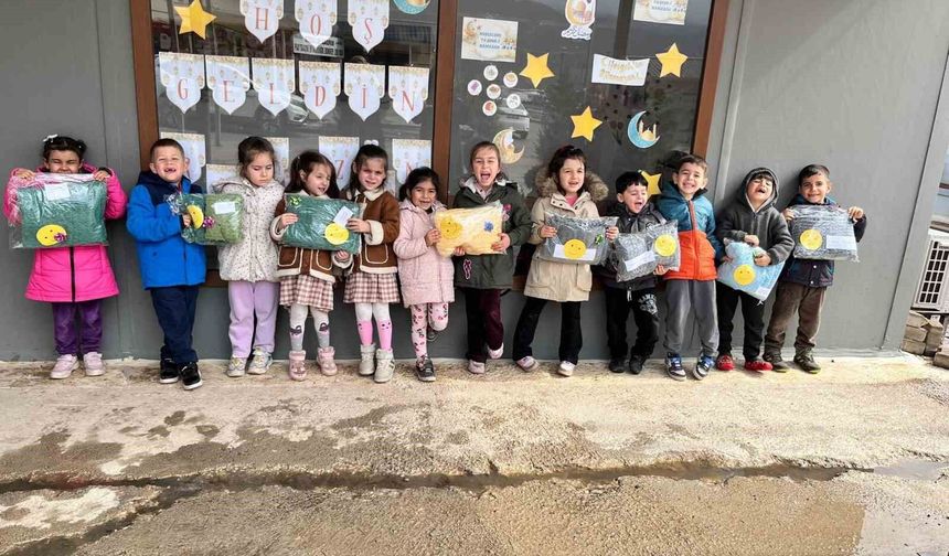 El emeği atkı ve bereler konteyner kentte dağıtıldı