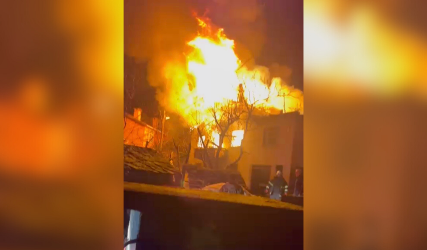 Alevler iki katlı evi küle çevirdi