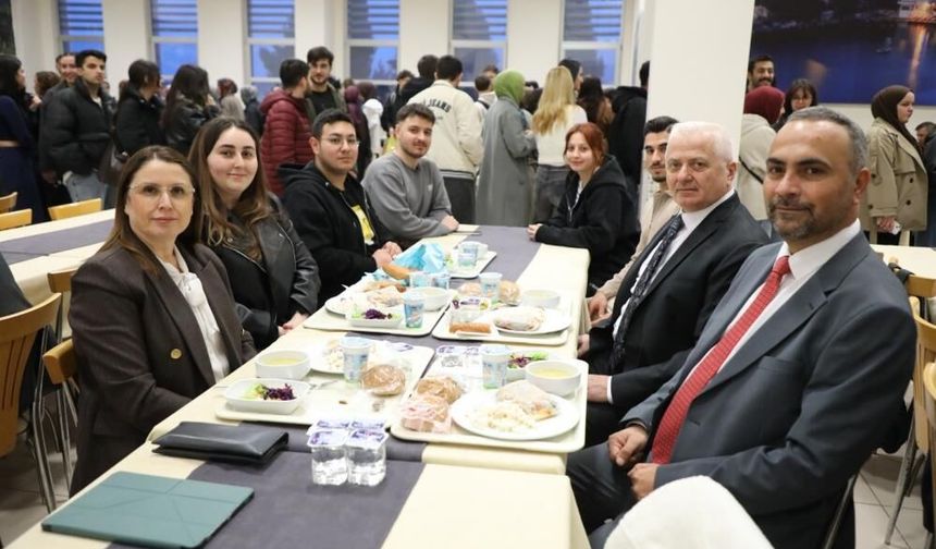 İl protokolü öğrencilerle iftarda bir araya geldi
