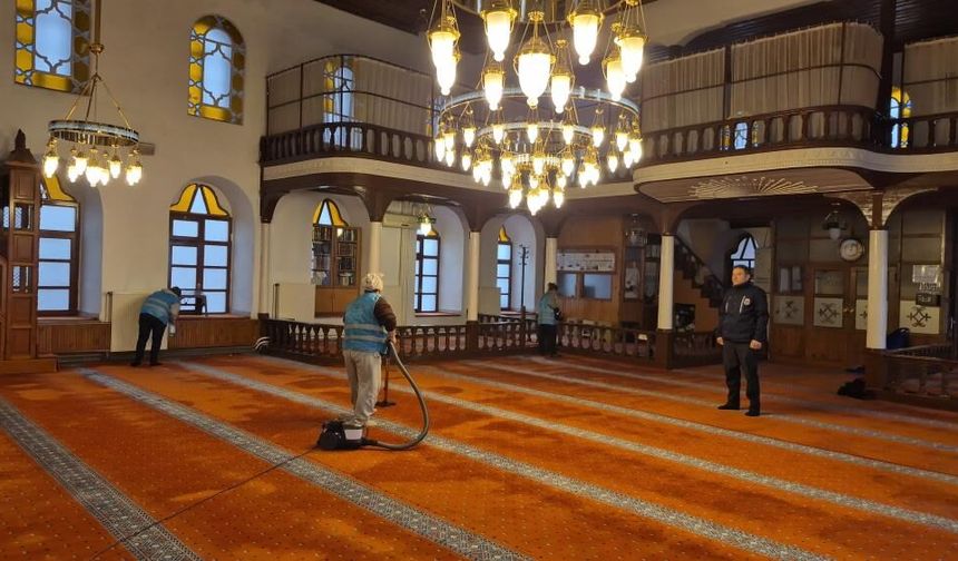 Camiler Kadın Hükümlüler Tarafından Temizleniyor