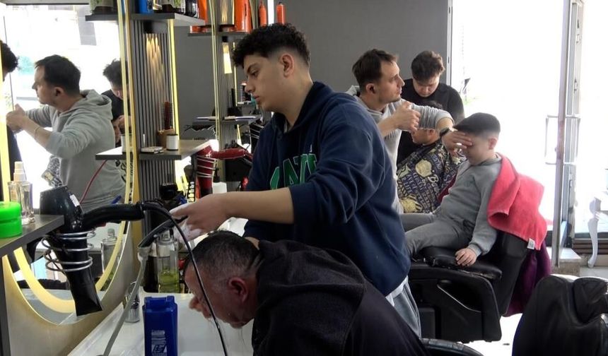 Berberlerde Bayram Tıraşı Mesaisi: "Sabaha Kadar Devam"