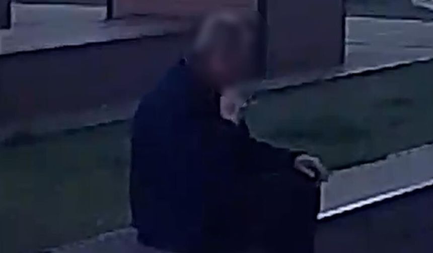 Cadde ortasında boynuna ve yüzüne kesikler attı