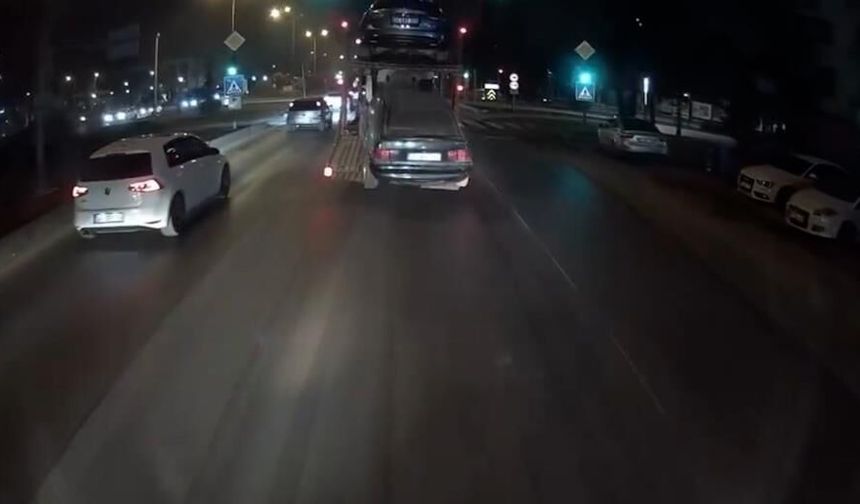 Çekici Otomobili Yola Düşürdü: O Anlar Kamerada!