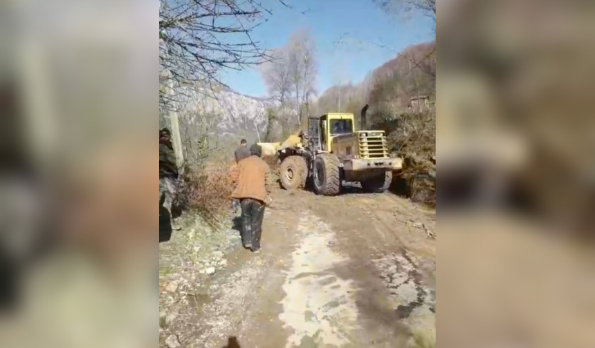 Heyelan köy yolunu kapattı: Ekipler seferber oldu