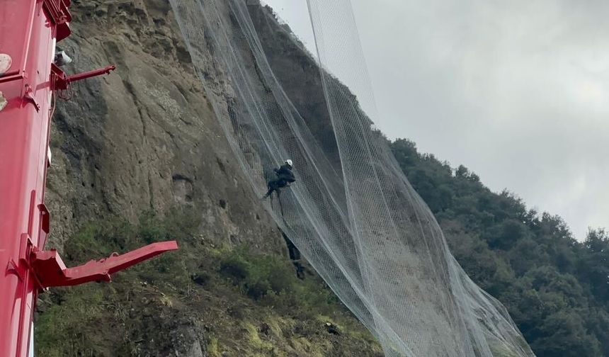 Örümcek adamlar yamaçları çelik ağlarla örüyor