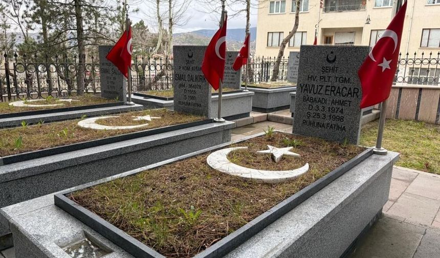 Şehit Hava Pilot Teğmen Yavuz Eracar Kabri Başında Anıldı