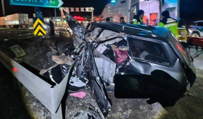 TEM'de Bariyere Çarpan Otomobil Parçalandı