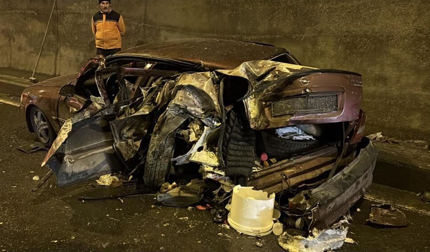 Tünelde Tırla Çarpışan Otomobil Hurdaya Döndü: Yaralılar Var!