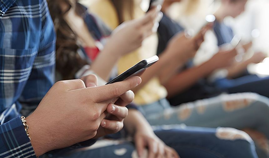 Bakan Duyurdu: 15 Yaş Altı İçin Yeni Sosyal Medya Dönemi