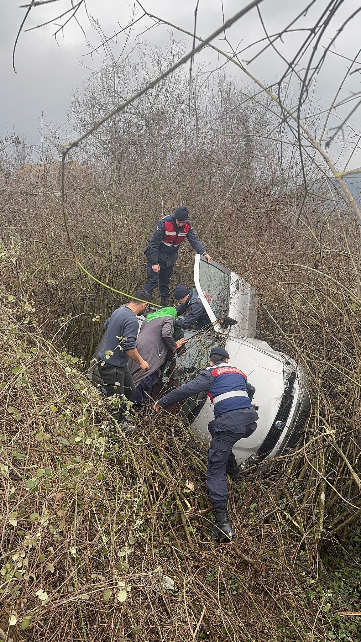 Bartin Da Bir Otomobil Sarampole Yuvarlandi (1)